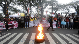 Χάος στην Ινδονησία από τις διαδηλώσεις: Τουλάχιστον 20 αγνοούμενοι μετά τα βίαια επεισόδια