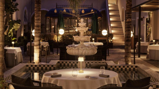 Μία γαστρονομική αφήγηση ενώνει μνήμες και γεύσεις με αέρα από αστέρια Michelin στη Σαντορίνη