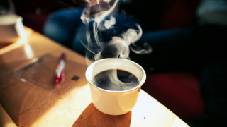 Πώς η θερμοκρασία του καφέ που πίνουμε μπορεί να συνδέεται με κίνδυνο καρκίνου