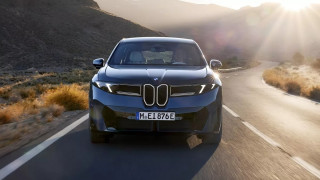 Η νέα iX3 εγκαινιάζει μια νέα εποχή για τη BMW και μάλιστα σε πολλούς τομείς