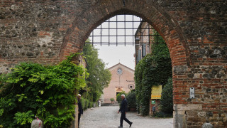 Σε στενό οικογενειακό κύκλο στην ιδιαίτερη πατρίδα του η κηδεία του Αρμάνι