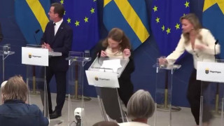 Σουηδία: Kατέρρευσε on air στην πρώτη της συνέντευξη Τύπου η υπουργός Υγείας