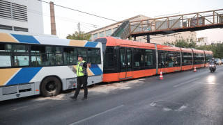 Τροχαίο στον Πειραιά: Συγκρούστηκε λεωφορείο με τραμ - Τριάντα οι ελαφρά τραυματίες