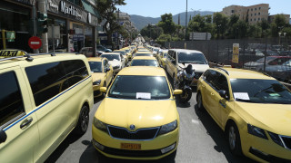 «Παρέλυσε» το κέντρο της Αθήνας από την πορεία των ταξί - Κατέληξαν στο υπουργείο Μεταφορών