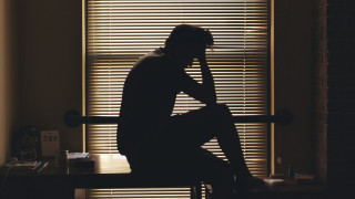 Μια «κρυφή κρίση» αυτοκτονιών ανάμεσα σε νέους πατέρες, διαπιστώνει μελέτη