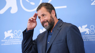 Ο Άνταμ Σάντλερ έφερε τη νοσταλγία των 90's και τον Vanilla Ice στη σκηνή