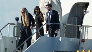 ΗΠΑ: Χέρι - χέρι με τη χήρα του Κερκ η Ούσα Βανς - Στην Αριζόνα η σορός του