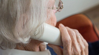 Εξαπάτησαν ηλικιωμένη στο Βόλο - Γιατί έριξε από το μπαλκόνι όλα τα κοσμήματά της