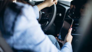 Σε ισχύ από σήμερα ο νέος ΚΟΚ: Πρόστιμα έως 4.000 ευρώ για τη χρήση κινητού