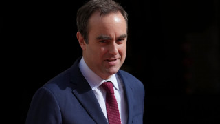 Ο Λεκορνί αποσύρει το σχέδιο Μπαϊρού για περικοπή δύο αργιών