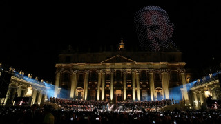 Υπερθέαμα στο Βατικανό: 3.500 drones «ζωγράφισαν» έργα του Μιχαήλ Αγγέλου και τον πάπα Φραγκίσκο