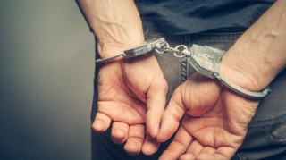 Συνελήφθη γιος διάσημου τραγουδιστή στο κέντρο της Αθήνας - Κουτούλησε αστυνομικό