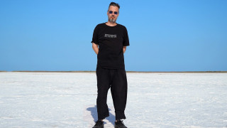 Νίκος Βελιώτης: «Η μουσική είναι ένα μικρό αντίδοτο σε όσα μας δηλητηριάζουν»