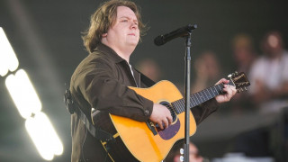 Με νέες συναυλίες επιστρέφει ο Λιούις Καπάλντι μετά το πρόβλημα υγείας του