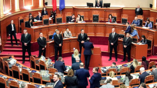 Χάος στην αλβανική βουλή: Βουλευτές της αντιπολίτευσης πέταξαν στον Ράμα το βιβλίο του Συντάγματος