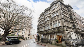 Τι κρύβουν οι βαθύπλουτοι στις θυρίδες τους;  Μια ξενάγηση στο απόρθητο θησαυροφυλάκιο του Λονδίνου