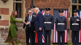 Έφτασε στο Τσέκερς ο Τραμπ για συνάνηση με τον Στάρμερ - Συζητούν και για τη συμφωνία των 150 δισ.