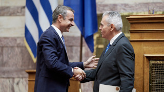 Η συσπείρωση στην κοινοβουλευτική ομάδα της ΝΔ μετά την ομιλία Μητσοτάκη και την εκλογή Χαρακόπουλου