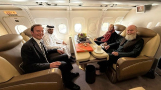 Έφτασε στην Ντόχα το ηλικιωμένο ζευγάρι Βρετανών που αφέθηκε ελεύθερο από τους Ταλιμπάν