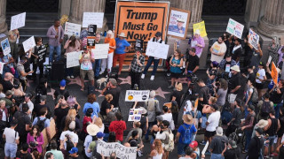 ΗΠΑ: Διαδήλωση σεναριογράφων στη Νέα Υόρκη για το «κόψιμο» της εκπομπής του Τζίμι Κίμελ