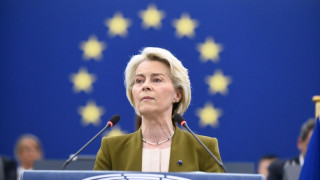 Η Ούρσουλα φον ντερ Λάιεν επεβίωσε δύο προτάσεων μομφής στο Ευρωπαϊκό Κοινοβούλιο