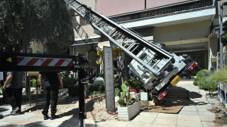 Ανατροπή γερανού στη Γλυφάδα - Προσέκρουσε σε καφετέρια