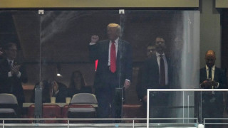 Τσάρλι Κερκ: Σε βαρύ κλίμα η επιμνημόσυνη δέηση - Στο κατάμεστο στάδιο και ο Ντόναλντ Τραμπ