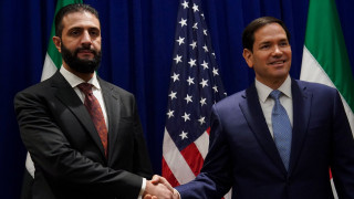 Ο πρόεδρος της Συρίας Σάρα, επαναλαμβάνει το αίτημά του η Ουάσιγκτον να άρει επισήμως τις κυρώσεις