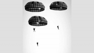 Πολυεθνική Άσκηση «FALCON LEAP–25»: Μοίρα αλεξιπτωτών σε εντυπωσιακά άλματα