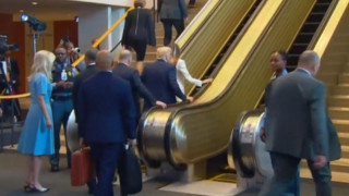 Κόλλησε η κυλιόμενη σκάλα στη ΓΣ του ΟΗΕ - Τραμπ και Μελάνια ανέβηκαν με τα πόδια