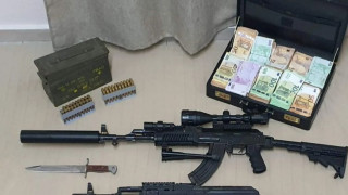 Σίφνος: 48χρονος είχε μετατρέψει το σπίτι του σε οπλοστάσιο - Πάνω από 250.000 ευρώ στην κατοχή του