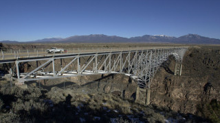 Γέφυρα-ορόσημο στο Νέο Μεξικό κλείνει για τους πεζούς μετά από αρνητικό «ρεκόρ» αυτοκτονιών
