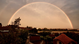 Αλεξιπτωτιστές κάνουν ελεύθερη πτώση με φόντο ουράνιο τόξο σε πλήρη κύκλο - Τι είναι το φαινόμενο