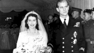 Βασίλισσα Ελισάβετ: Το νυφικό με τα 10.000 μαργαριτάρια που έγινε σύμβολο στη μεταπολεμική Βρετανία