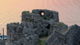 Σε ύφεση η φωτιά στη Μυτιλήνη - Στα τείχη του κάστρου σταμάτησαν οι φλόγες