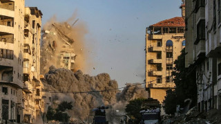 Η στιγμή που το Ισραήλ βομβαρδίζει και ισοπεδώνει πολυώροφο κτήριο στη Γάζα