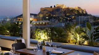 All-day dining εμπειρίες με φόντο την Ακρόπολη και ζεστή ελληνική φιλοξενία δίπλα στο Σύνταγμα