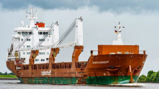 Ακυβέρνητο πλέει υπό ολλανδική σημαία πλοίο που πήρε φωτιά ανοικτά της Υεμένης