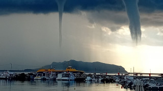 Αγκίστρι: Εντυπωσιακές φωτογραφίες από το φαινόμενο του υδροσίφωνα στο νησί
