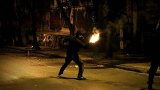 Κουκουλοφόροι πέταξαν μολότοφ στα ΜΑΤ στην Πανόρμου