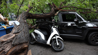 Κακοκαιρία: Δέντρο ξεριζώθηκε και έπεσε σε μοτοσικλετιστή στη Μπενάκη