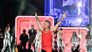 Ρόμπι Γουίλιαμς στην Αθήνα: «Πλημμύρισε» από κόσμο το Καλλιμάρμαρο - Εικόνες από τη συναυλία