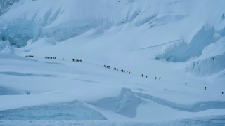 Έβερεστ: Επιχείρηση διάσωσης χιλιάδων εγκλωβισμένων ορειβατών