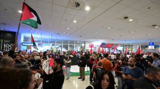 Προσγειώθηκε το αεροπλάνο με τους 27 Έλληνες του στολίσκου για τη Γάζα - Στην Αθήνα και η Τούνμπεργκ