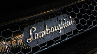 Αντί ποσού μαμούθ πωλήθηκε μία σπάνια Lamborghini LM002 του 1987