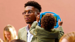 Αντετοκούνμπο: «Σταματήστε να λέτε ψέματα, θέτετε σε κίνδυνο την οικογένειά μου»