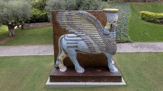 Το Lamassu of Nineveh «συνομιλεί» με την Ακρόπολη: Η νέα γλυπτική εγκατάσταση του Michael Rakowitz 