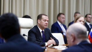 Μεντβέντεφ κατά Μακρόν: Τα άλογα των Κοζάκων θα τα κατάφερναν καλύτερα από τον «Μικρόν»