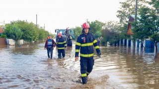 Σε κόκκινο συναγερμό η Ρουμανία λόγω βροχοπτώσεων - Εκατοντάδες σχολεία κλειστά την Τετάρτη