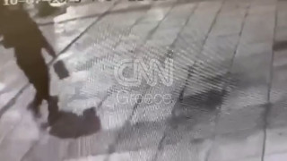 Μιχαλακοπούλου: Η στιγμή που μαυροφορεμένος άνδρας αφήνει χάρτινη σακούλα έξω από την Jacky.O